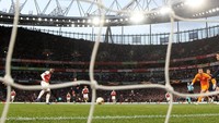 Arsenal menyamakan skor di menit ke-18. Alexandre Lacazette melesakkan gol usai menyambar umpan Pierre-Emerick Aubamenyang. (Foto: David Klein/Reuters)