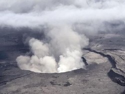 Nekat Lewati Pembatas, Turis Jatuh ke Kawah Gunung Berapi!