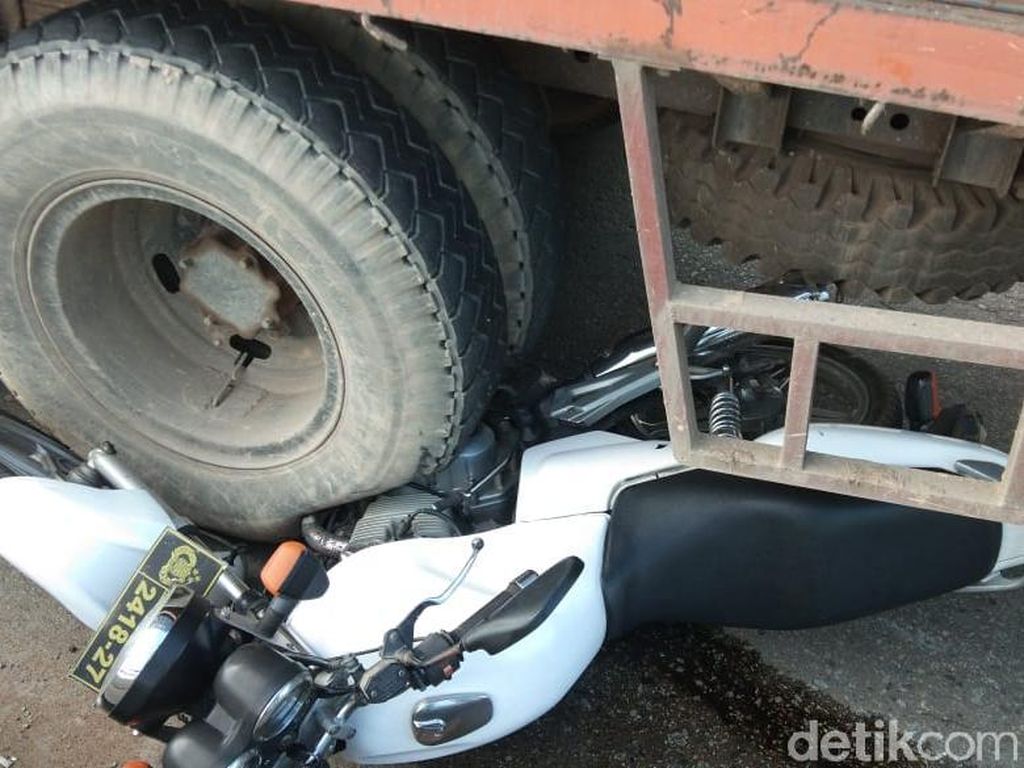 Polisi Ini Ganjal Truk Rem Blong dengan Motor Dinas Cegah Kecelakaan