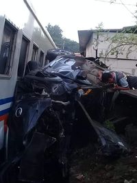 Tertabrak Kereta di Merak, Mobil MPV Terjepit di Antara Gerbong dan Rumah
