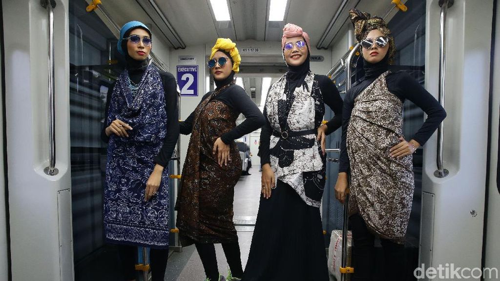 Unik! Bukan di Catwalk, Para Model Ini Fashion Show di Kereta Bandara