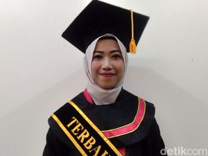 Perkenalkan, Ini Dia Dina Lulusan Magister UIN Yogya dengan IPK Sempurna Perkenalkan, Ini Dia Dina Lulusan Magister UIN Yogya dengan IPK Sempurna