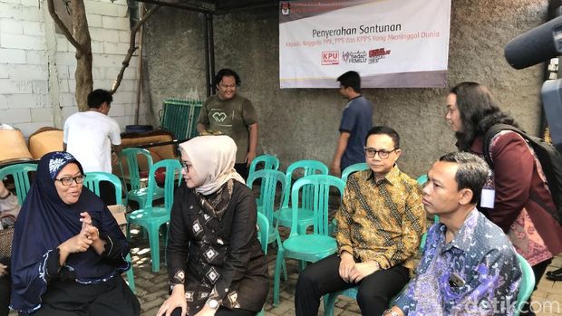 Beri Santunan ke Keluarga KPPS di Tangsel, KPU: Kami Merasa Kehilangan