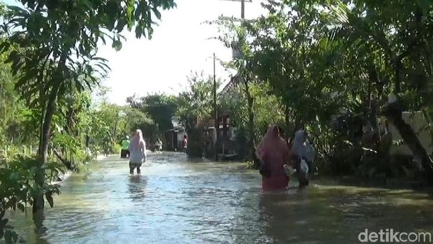 Anak Sungai Bengawan Solo Meluap membanjir rumah warga/