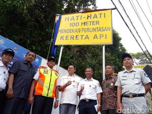 Tekan Kecelakaan, Rambu Keselamatan Dipasang di Perlintasan Bulak Kapal Bekasi