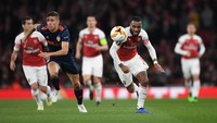 Gabriel Paulista berupaya mengejar Lacazette yang tengah menguasai bola. (Foto: Shaun Botterill/Getty Images)