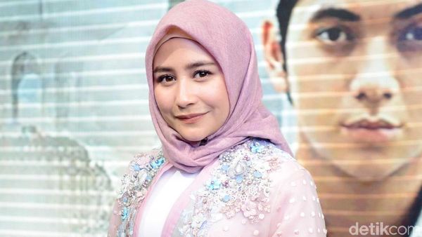 Jelang Puasa Prilly Latuconsina tampil Berhijab, Ada Apa?