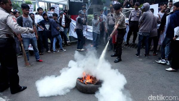 Aksi Pendemo Bakar Ban di Depan Gedung KPK