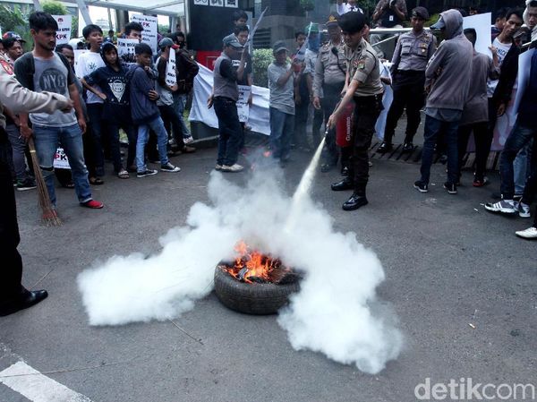 Aksi Pendemo Bakar Ban di Depan Gedung KPK
