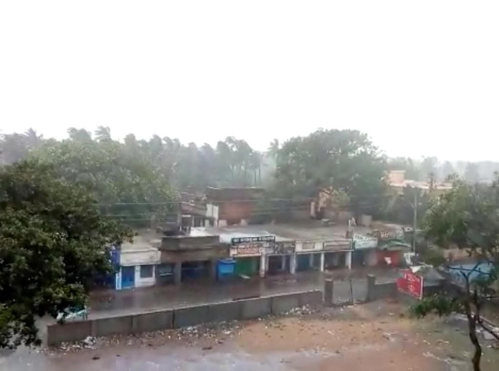 Topan Fani Terjang Pantai Timur India, Lebih dari 1 Juta Orang Mengungsi Topan Fani Terjang Pantai Timur India, Lebih dari 1 Juta Orang Mengungsi