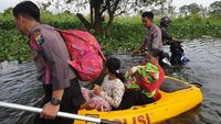 Aksi Heroik Polisi Bantu Evakuasi Korban Banjir di Gresik