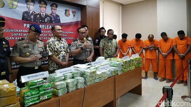  Bareskrim Polisi Republik Indonesia bersama Direktorat Polisi Air Baharkam Polisi Republik Indonesia serta  Bea dan Cukai menggagalkan penyelundupan 137 kilogram sabu asal Malaysia