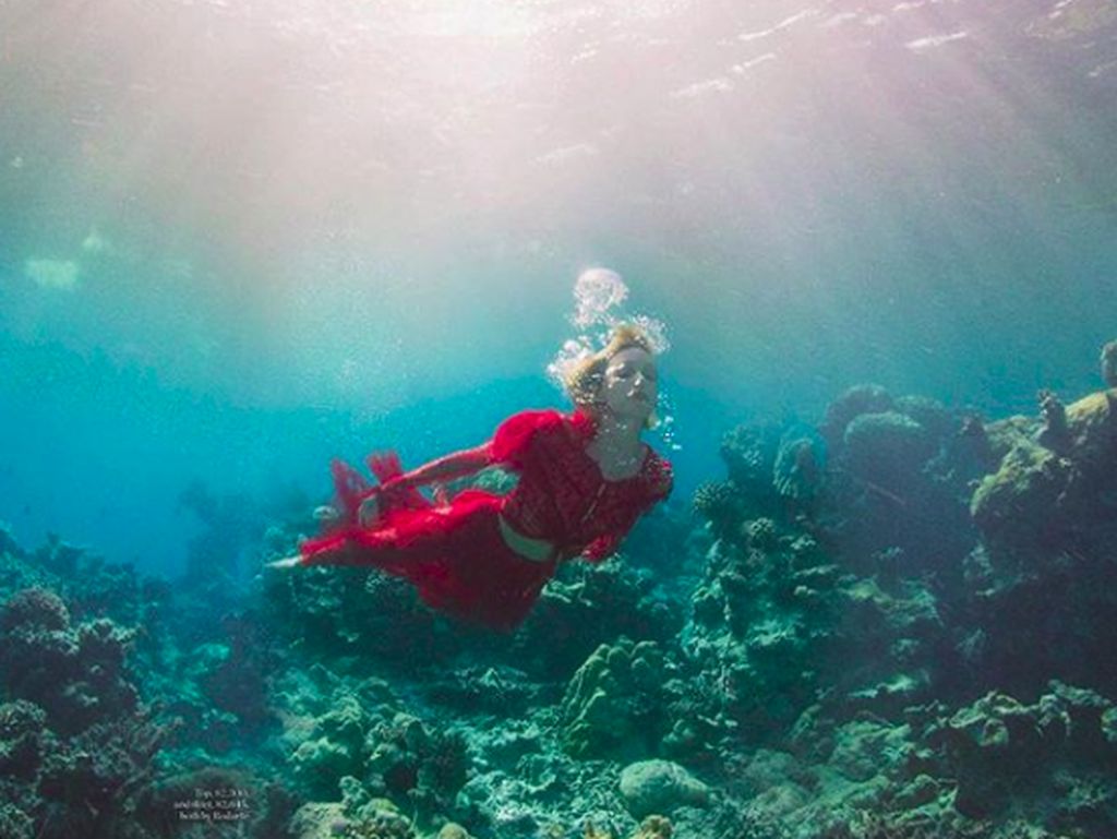 Foto: Liburannya Anja Rubik, Model Polandia yang Peduli Laut Foto: Liburannya Anja Rubik, Model Polandia yang Peduli Laut