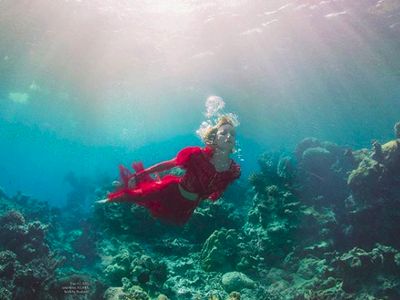 Foto: Liburannya Anja Rubik, Model Polandia yang Peduli Laut