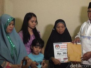 KPU Beri Santunan ke Keluarga Petugas KPPS yang Meninggal Dunia KPU Beri Santunan ke Keluarga Petugas KPPS yang Meninggal Dunia