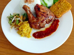 Kedai Kayumanis: Sajian Spesial Ayam Bakar Madu dan Sop Iga Rempah
