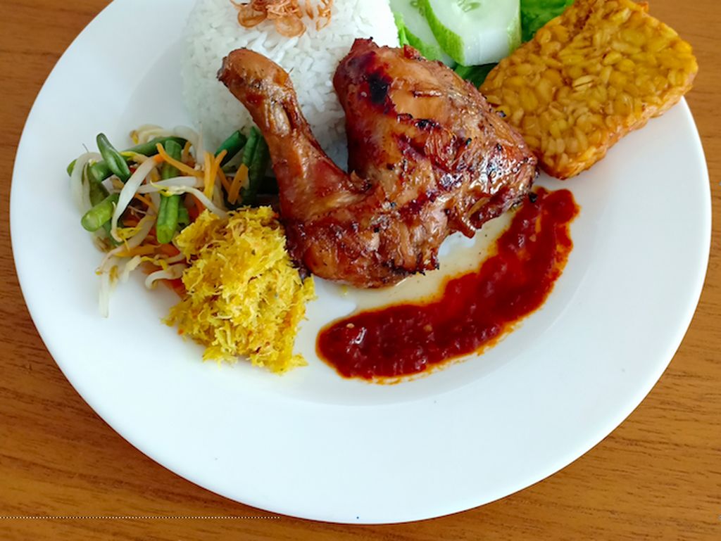 Kedai Kayumanis: Sajian Spesial Ayam Bakar Madu dan Sop Iga Rempah Kedai Kayumanis: Sajian Spesial Ayam Bakar Madu dan Sop Iga Rempah