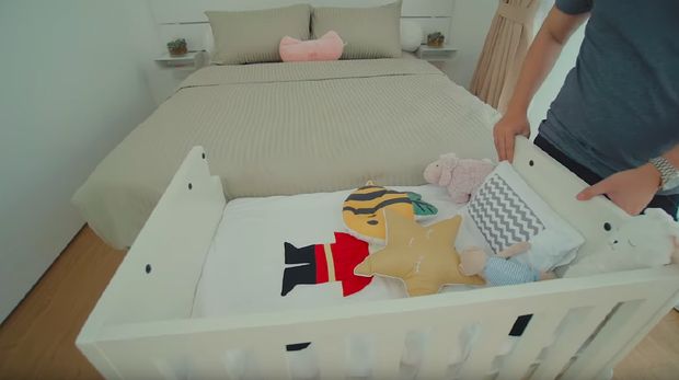 Intip Kamar Bayi Raditya Dika yang Simpel dan Minim Dekorasi