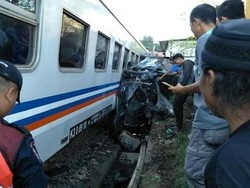 Tertabrak Kereta di Merak, Mobil MPV Terjepit di Antara Gerbong dan Rumah