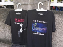 Pernak-pernik Seputar Ed Sheeran Dijajakan di Sepanjang Senayan