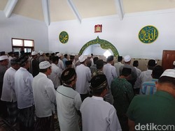 Warga Trenggalek Gelar Salat Gaib Bagi Petugas Pemilu yang Meninggal
