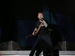 Berbaju Timnas, Ed Sheeran Tutup Konser di Jakarta