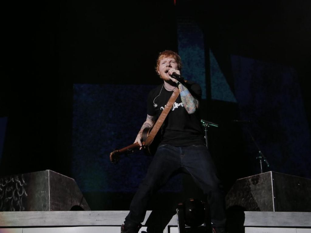 Berbaju Timnas, Ed Sheeran Tutup Konser di Jakarta Berbaju Timnas, Ed Sheeran Tutup Konser di Jakarta