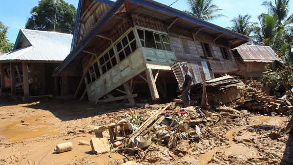 Lumpur Rendam Desa di Bengkulu Pasca Banjir Bandang