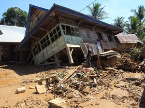 Lumpur Rendam Desa di Bengkulu Pasca Banjir Bandang