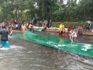 Orang Sekampung Cuci Karpet Masjid, Tradisi Ramadan di Semarang