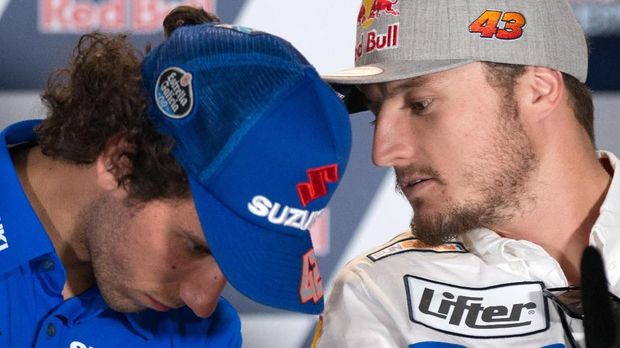 Konferensi Pers Jelang MotoGP Spanyol 2019 Pramac Racing's Australian rider Jack Miller (R) speaks to Suzuki Ecstar's Spanish rider Alex Rins during a press conference at the Jerez-Angel Nieto Circuit in Jerez de la Frontera on May 2, 2019 ahead of the Spanish Grand Prix. (Photo by JORGE GUERRERO / AFP)