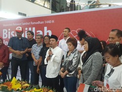 Relawan Pro Jokowi Potong Tumpeng di FX Sudirman