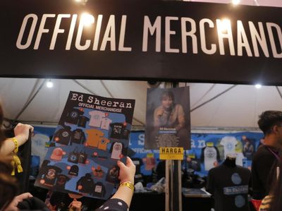 Penonton Serbu Merchandise Sebelum Ed Sheeran Konser di GBK