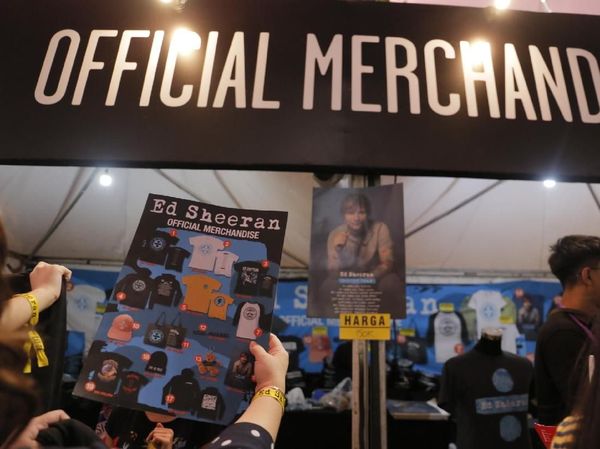 Penonton Serbu Merchandise Sebelum Ed Sheeran Konser di GBK