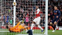 Meriam London berbalik unggul 2-1 di menit ke-25. Lacazettte sukses memanfaatkan umpan silang dari Granit Xhaka. (Foto: David Klein/Reuters)