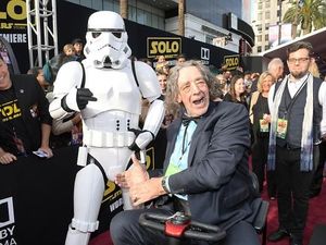 Bintang Star Wars Chewbacca Meninggal di Usia 74 Tahun Bintang Star Wars Chewbacca Meninggal di Usia 74 Tahun