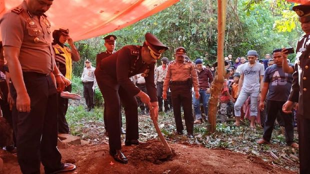 Kapolres OKU Selatan di rumah sedih dan memimpin upacara pemakaman.