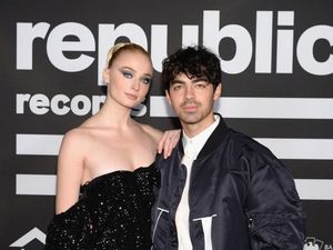 Mendadak Nikah dengan Joe Jonas, Sophie Turner Pakai Jumpsuit Rp 9,2 Juta