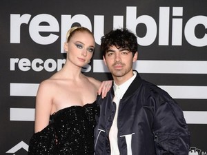 Mendadak Nikah dengan Joe Jonas, Sophie Turner Pakai Jumpsuit Rp 9,2 Juta Mendadak Nikah dengan Joe Jonas, Sophie Turner Pakai Jumpsuit Rp 9,2 Juta