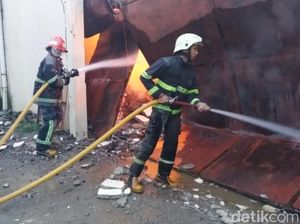 Empat Mobil Hangus Terbakar Saat Api Melalap Gudang Kardus Bekas