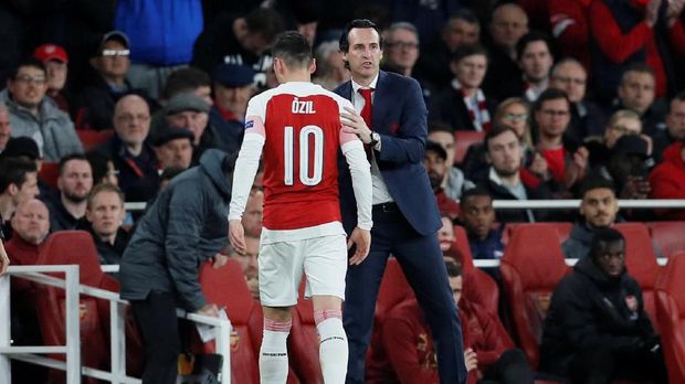 Mesut Oezil dianggap kurang berkontribusi bagi Arsenal.