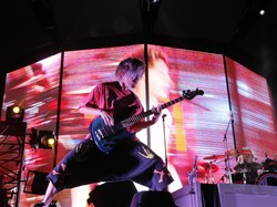 Rilis Video Konser Secara Gratis, One Ok Rock Trending