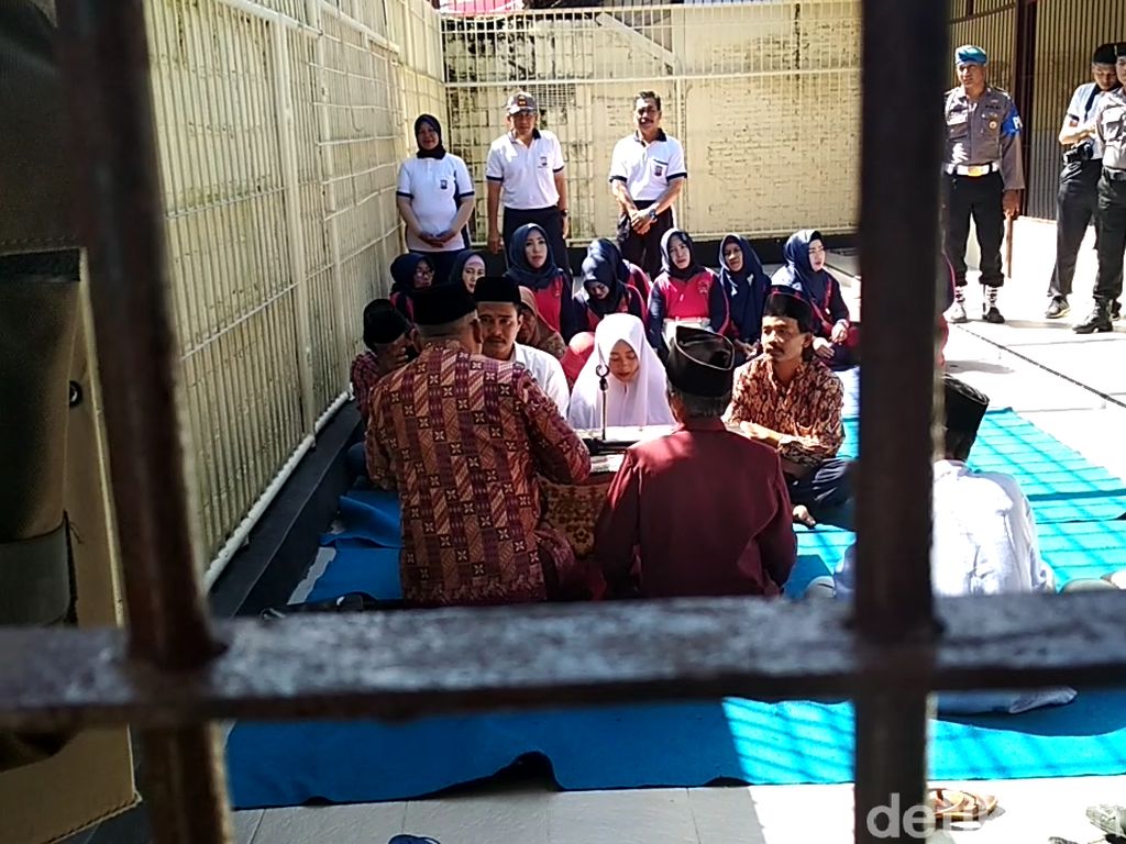 Momen Tersangka Narkoba Menikah, Polisi dan Tahanan Kompak Teriak Sah Momen Tersangka Narkoba Menikah, Polisi dan Tahanan Kompak Teriak Sah