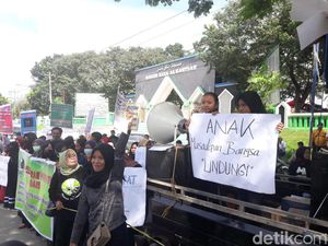 Desertir TNI Culik-Cabuli Anak, Aktivis Perempuan Demo Markas TNI Desertir TNI Culik-Cabuli Anak, Aktivis Perempuan Demo Markas TNI