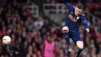 Aksi Petr Cech dalam mengamankan gawangnya dari gempuran pemain Valencia. (Foto: Justin Setterfield/Getty Images)