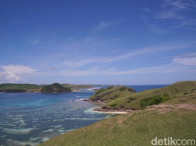 Potret Keindahan Bukit Merese di Lombok