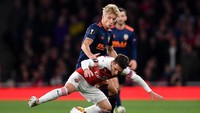 Lucas Torreira berebut bola dengan pemain Valencia di babak kedua. Torreira masuk pada menit ke-58 menggantikan Guendouzi. (Foto: Justin Setterfield/Getty Images)