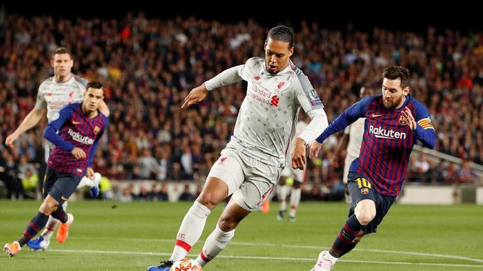 Virgil van Dijk saat menghadapi Lionel Messi (John Sibley/Reuters)