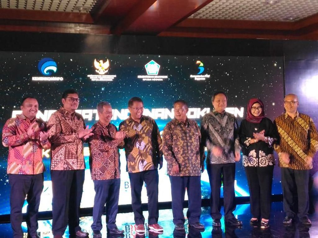 Pemerintah Teken Kontrak Satelit Internet Senilai Rp 21,4 Triliun Pemerintah Teken Kontrak Satelit Internet Senilai Rp 21,4 Triliun