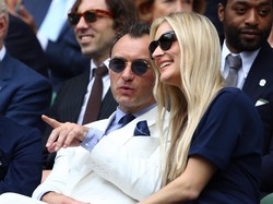 Penampilan Jude Law Saat Nikahi Psikolog Cantik yang 14 Tahun Lebih Muda